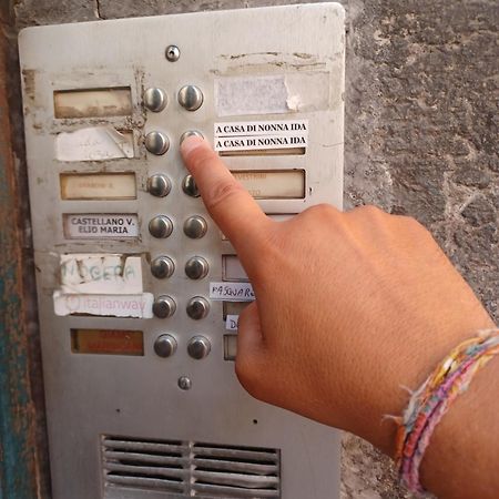 A Casa Di Nonna Ida, Nel Cuore Pulsante Di Napoli Exterior photo